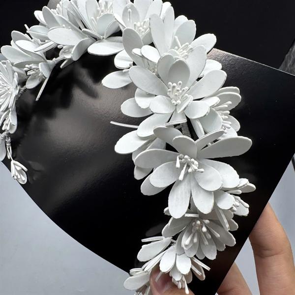 Băng đô cài tóc hoa màu trắng mẫu cài tóc cưới cho cô dâu