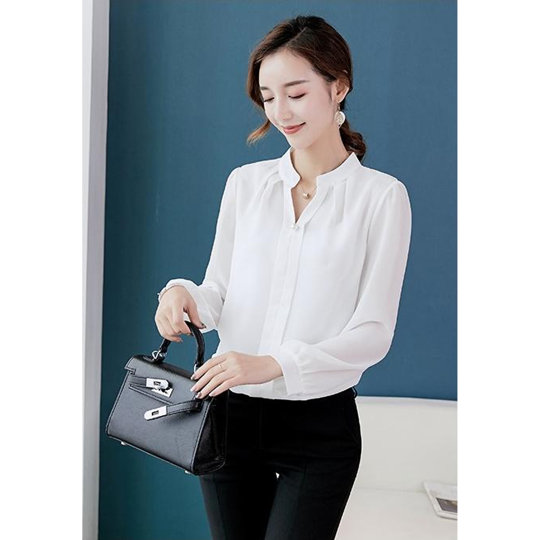 Áo sơ mi voan trắng cổ tàu sẻ v đính cúc ngọc trai