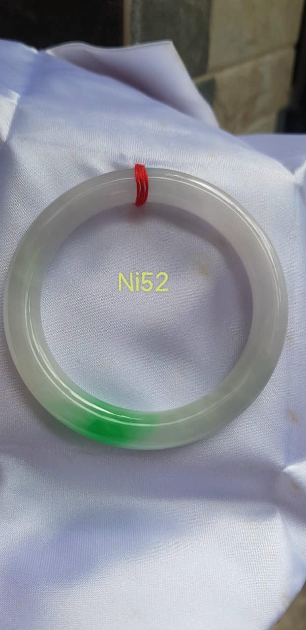 Vòng Cẩm Thạch tự nhiên Tr Lý Ni 52mm Vòng size 52mm x chột 8mm bóng đẹp màu trắng bóng điểm xanh lý tươi đậm đẹp 1 điểm nhấn của vòng xinh xắn lắm Nữ 50kg - 55kg kim mệnh thuỷ đeo hợp ạ