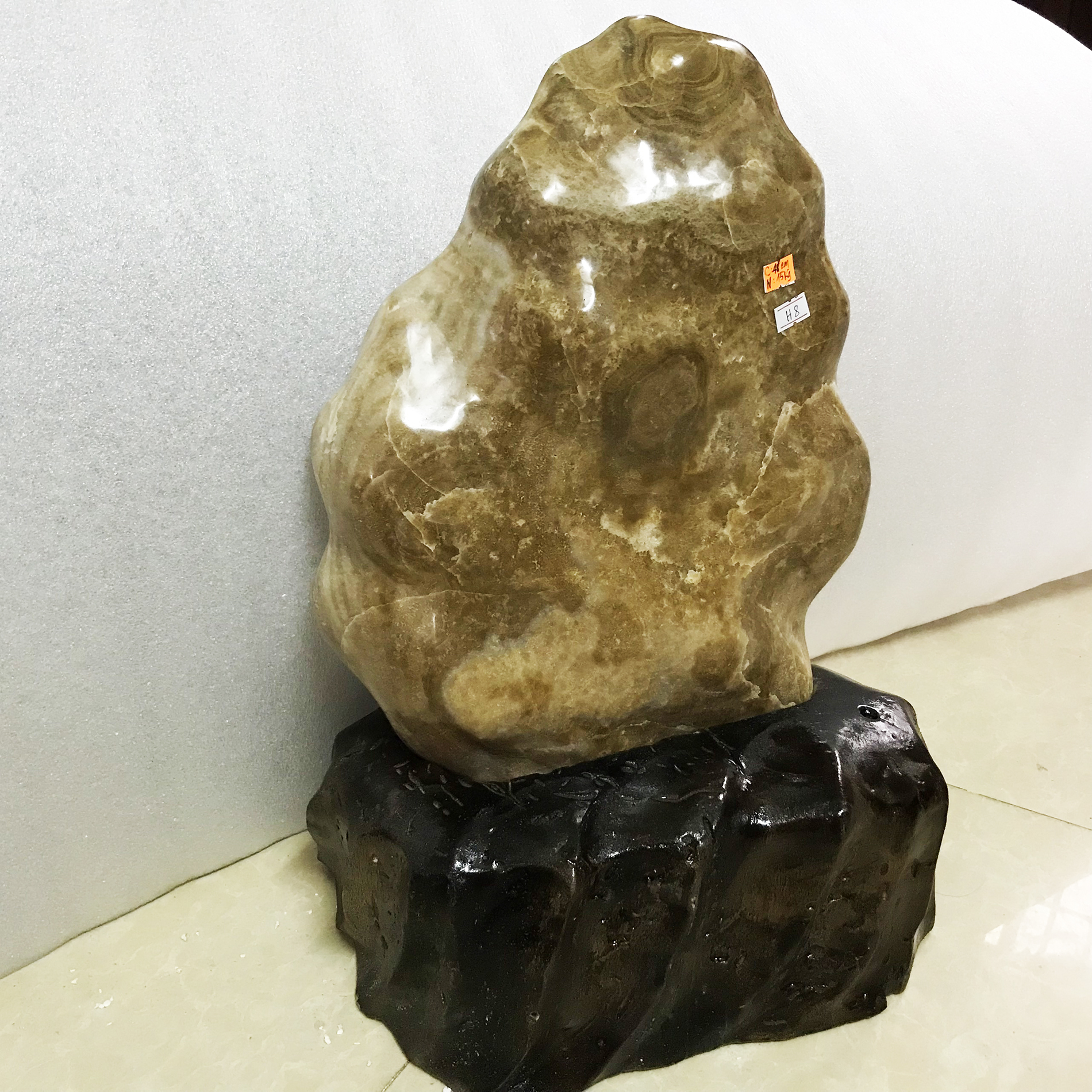 Cây đá trấn trạch tự nhiên màu vàng vân như gỗ cao 52 cm, nặng 15 cho người mệnh Kim và Thổ