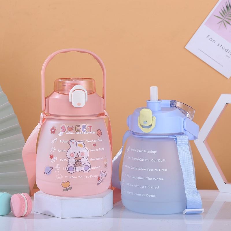 BÌNH ĐỰNG NƯỚC 1300ML DỄ THƯƠNG CÓ VẠCH BÁO NHẮC NHỞ GIỜ UỐNG NƯỚC TÍCH HỢP ỐNG HÚT VÀ DÂY ĐEO TIỆN LỢI