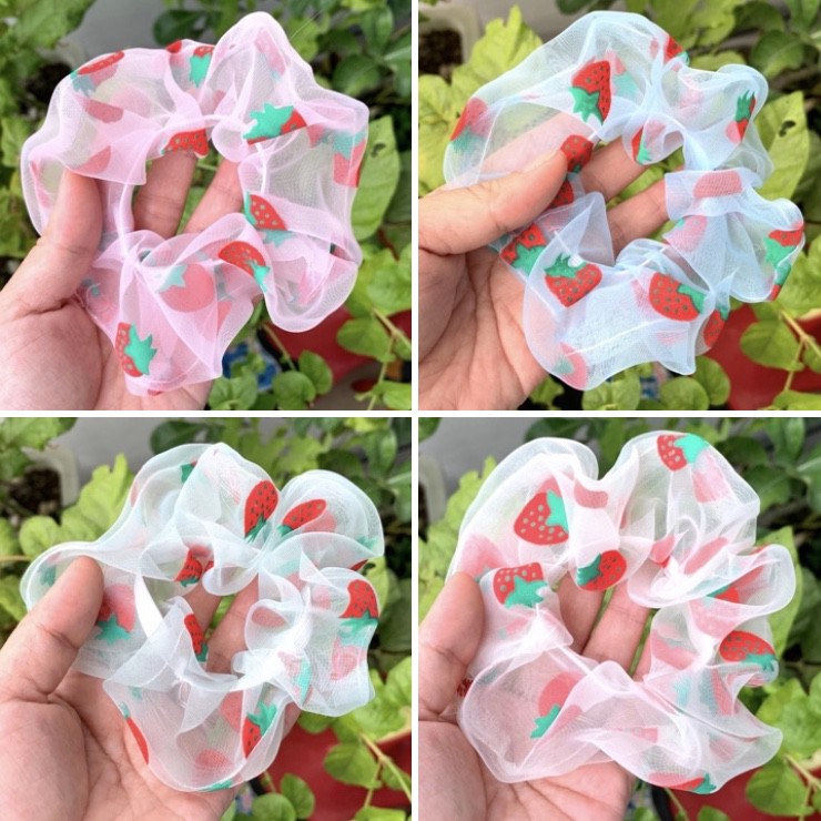 SET 3 DÂY CỘT TÓC SCRUNCHIES VẢI VOAN DÂU TÂY SẮC NÉT TẶNG KÈM MỘT DÂY CỘT TÓC QUẢ BƠ SIÊU DỄ THƯƠNG