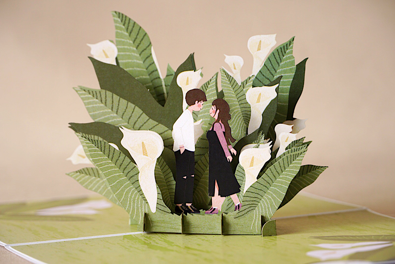 Thiệp 3D Pop Up Cặp Đôi &amp; Hoa Loa Kèn – Thiệp Tình Yêu, Kỷ Niệm, Valentine Lãng Mạn, L09