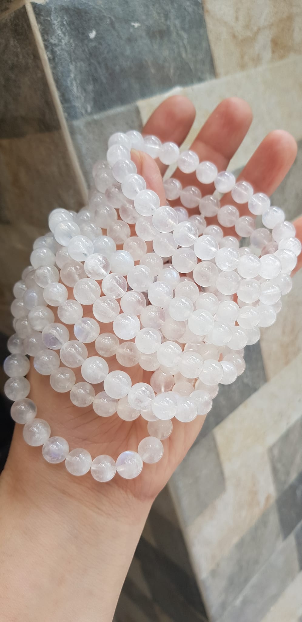 Vòng tay phong thuỷ may mắn moon trắng tự nhiên 8mm hay đá ánh trăng trắng trong bóng đẹp size vòng hạt 8mm màu trắng trong sáng tươi đẹp chuẩn hợp nữ mệnh kim mệnh thuỷ đeo ạ
