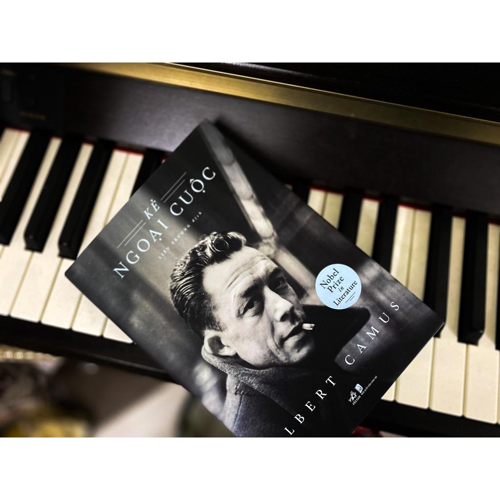 Sách - Kẻ ngoại cuộc