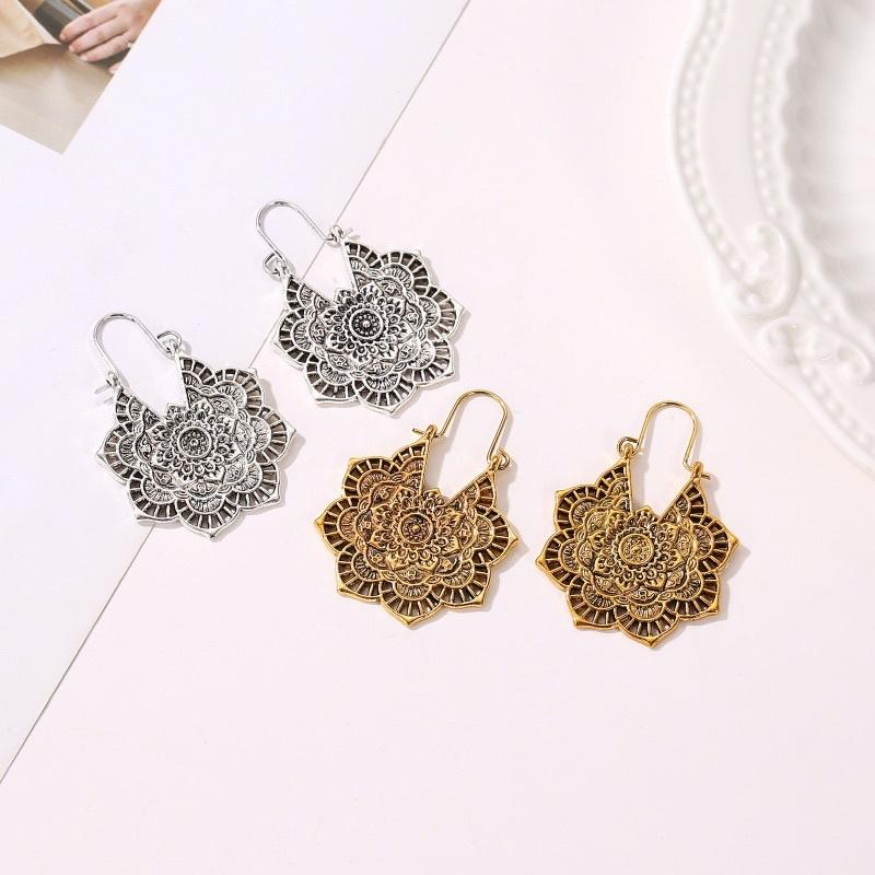 Khuyên tai khắc nổi hình hoa phong cách bohemian