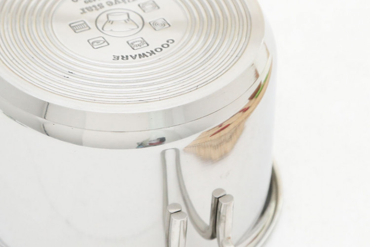 Quánh được làm bằng inox 430, ít bị oxy hóa, đảm bảo an toàn thực phẩm, sử dụng được cho bếp từ. Đáy quánh 3 lớp, được thiết kế vân tròn, chống trượt.