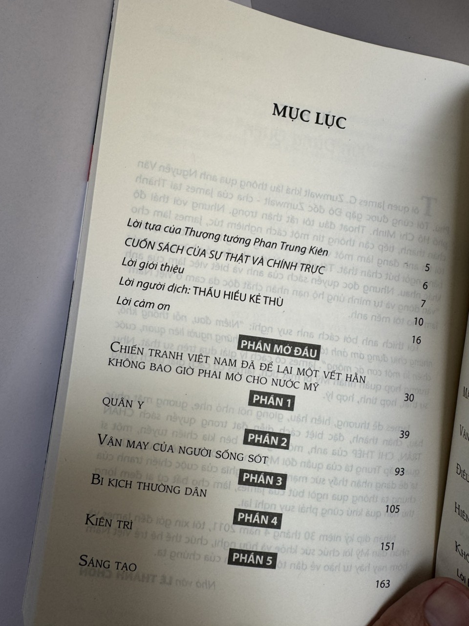 CHÂN TRẦN CHÍ THÉP - Cuốn Sách Đặc Biệt Về Tinh Thần Và Ý Chí Bảo Vệ Tổ Quốc - Câu Chuyện Của Trung Tá Thủy Quân Lục Chiến - James G. Zumwalt - Đỗ Hùng dịch - First News