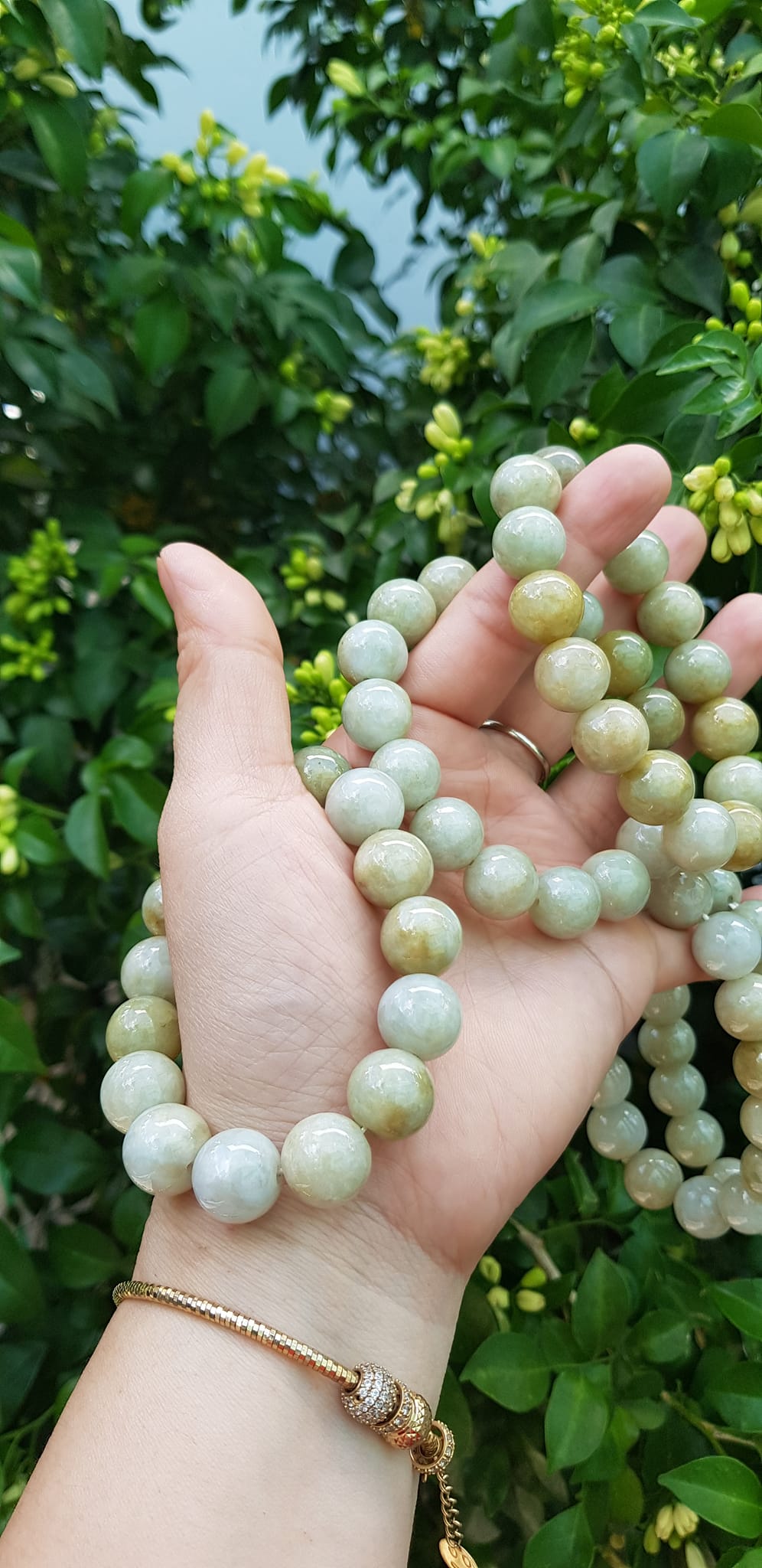 Vòng tay chuỗi nam nữ đá cẩm thạch tự nhiên trắng vàng bóng ngời Vòng size hạt 13mm Màu trắng vàng đất nhẹ bóng mượt thiệt đẹp ạ