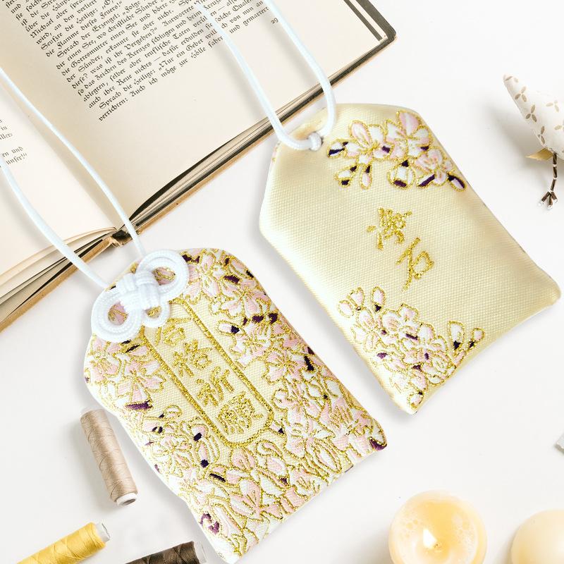 Túi gấm Omamori đạt được ước nguyện nền be hoa sữa có kèm túi chống nước Túi Phước May Mắn mẫu ngẫu nhiên