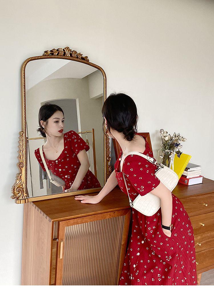 TOBE1SHOP 2023 mùa hè retro màu đỏ đầm nữ tính trà nghỉ váy cao cấp thắt lưng che thịt hiển thị gầy trung bình dài