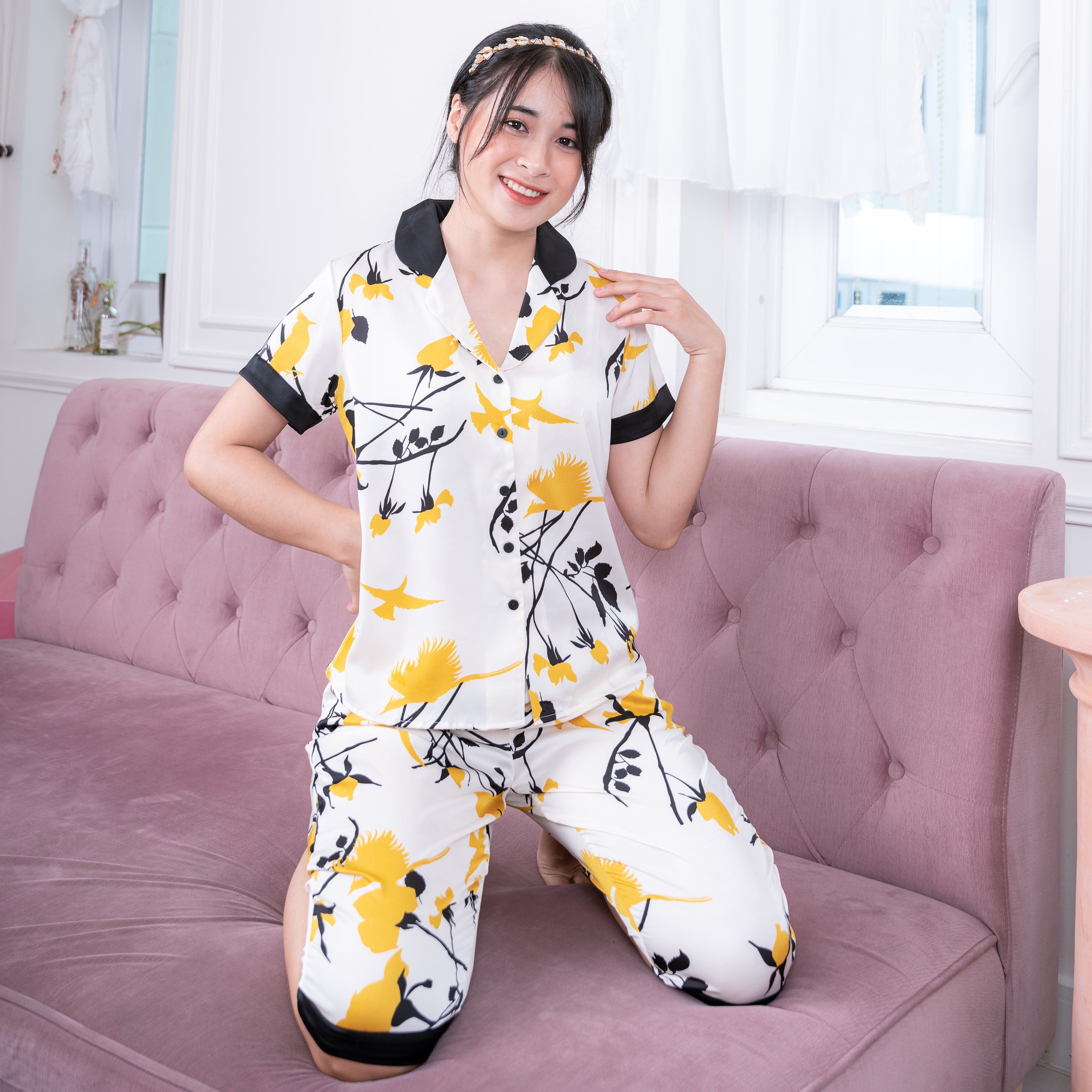 Bộ đồ Pyjama nữ, đồ mặc nhà lụa VILADY - B144 Quần Lửng Tay Cộc Họa Tiết Chim Màu Vàng, chất liệu lụa Pháp (lụa latin)