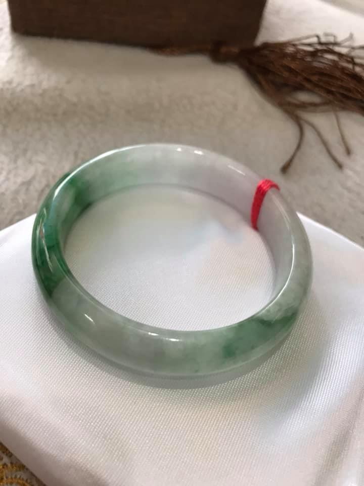 VÒNG ĐÁ CẨM THẠCH TỰ NHIÊN BẢN HẸ T LÝ SAO 48 SIZE VÒNG 48MM MÀU TRẮNG TRONG ÁNH XANH LÝ ĐẬM NỮ TAY NHỎ ĐEO