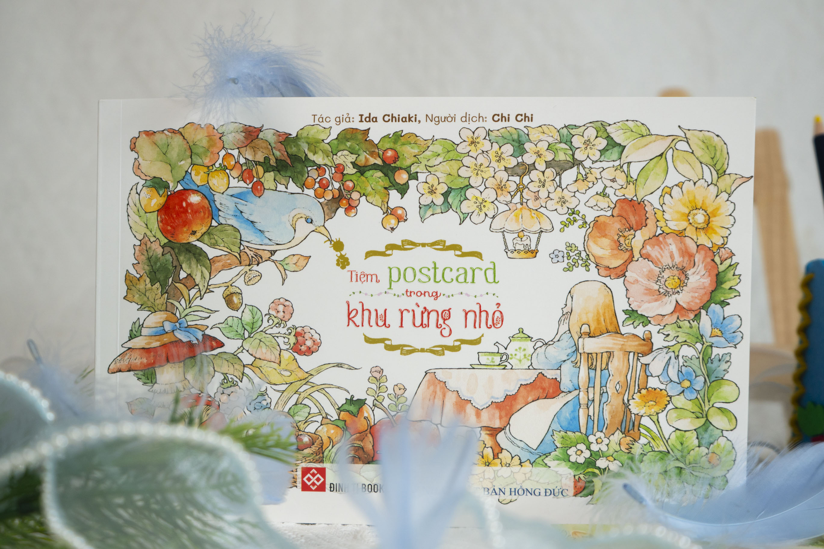 Sách tô màu Tiệm postcard trong khu rừng nhỏ - Đinh Tị Books