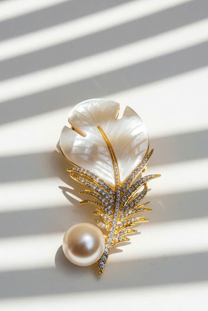 Trâm Cài Áo Vest, Áo Dài Xà Cừ Đính Ngọc Trai Baroque Hình Lông Vũ thời trang thiết kế Hity ACC402