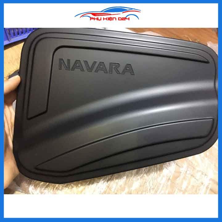 Ốp nắp xăng Navara 2022-2023 nhựa đen bảo vệ chống trầy trang trí ô tô