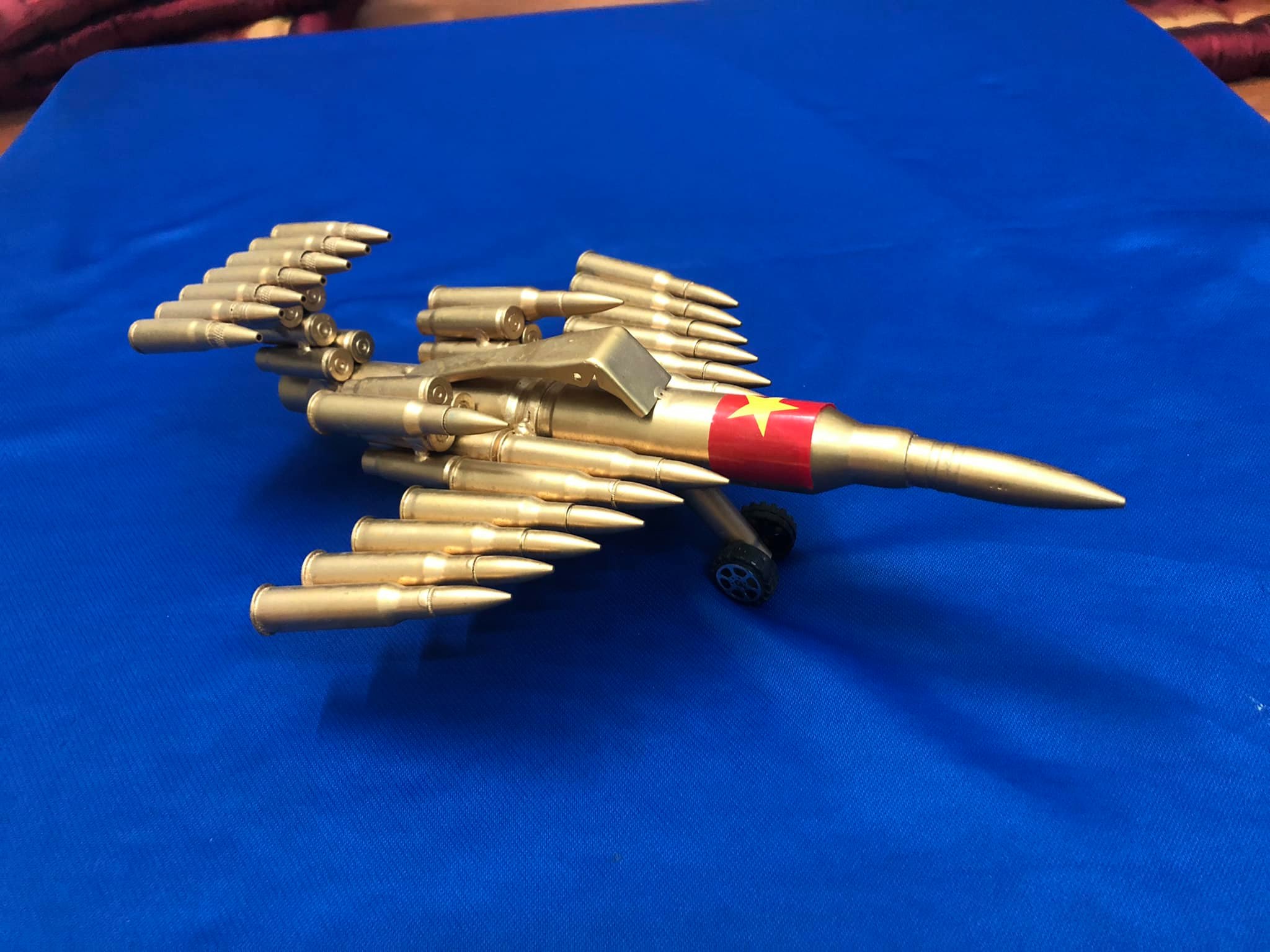 Mô hình vỏ đạn máy bay chiến đấu trưng bày, tặng 1 móc khóa viên đạn