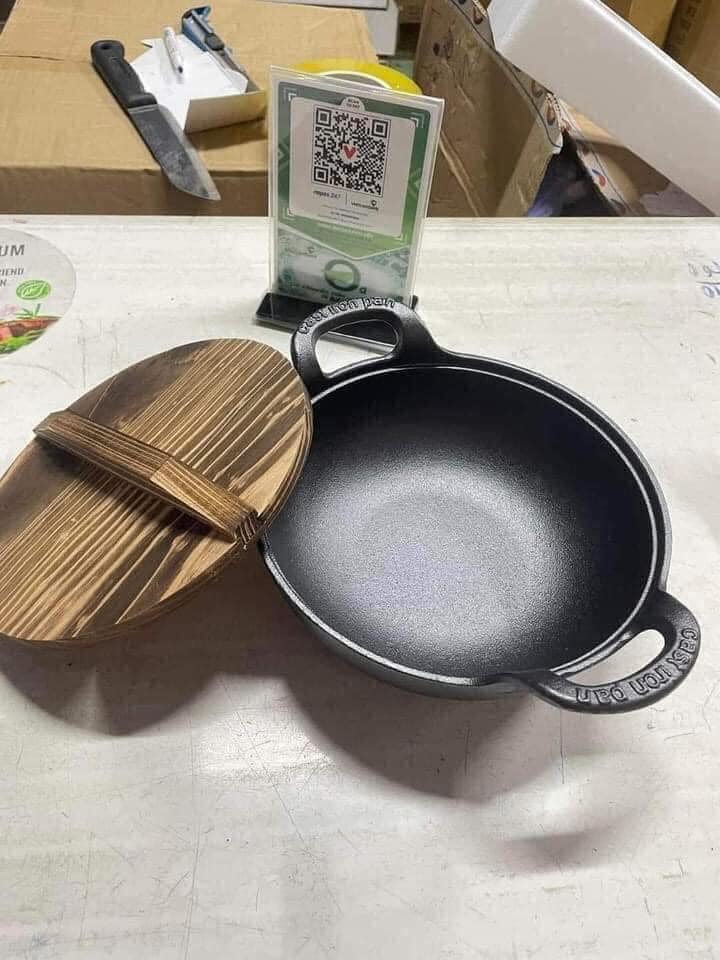 Chảo nồi gang sâu lòng đúc nguyên khối size 20cm và 25cm tặng kèm vung gỗ - PHẢI TÔI CHẢO