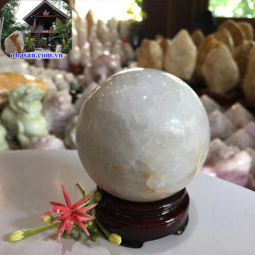 Quả cầu phong thủy đá thạch anh trắng tự nhiên để bàn QC782 nặng 500gr đường kính 7cm – Vật phẩm phong thủy may mắn