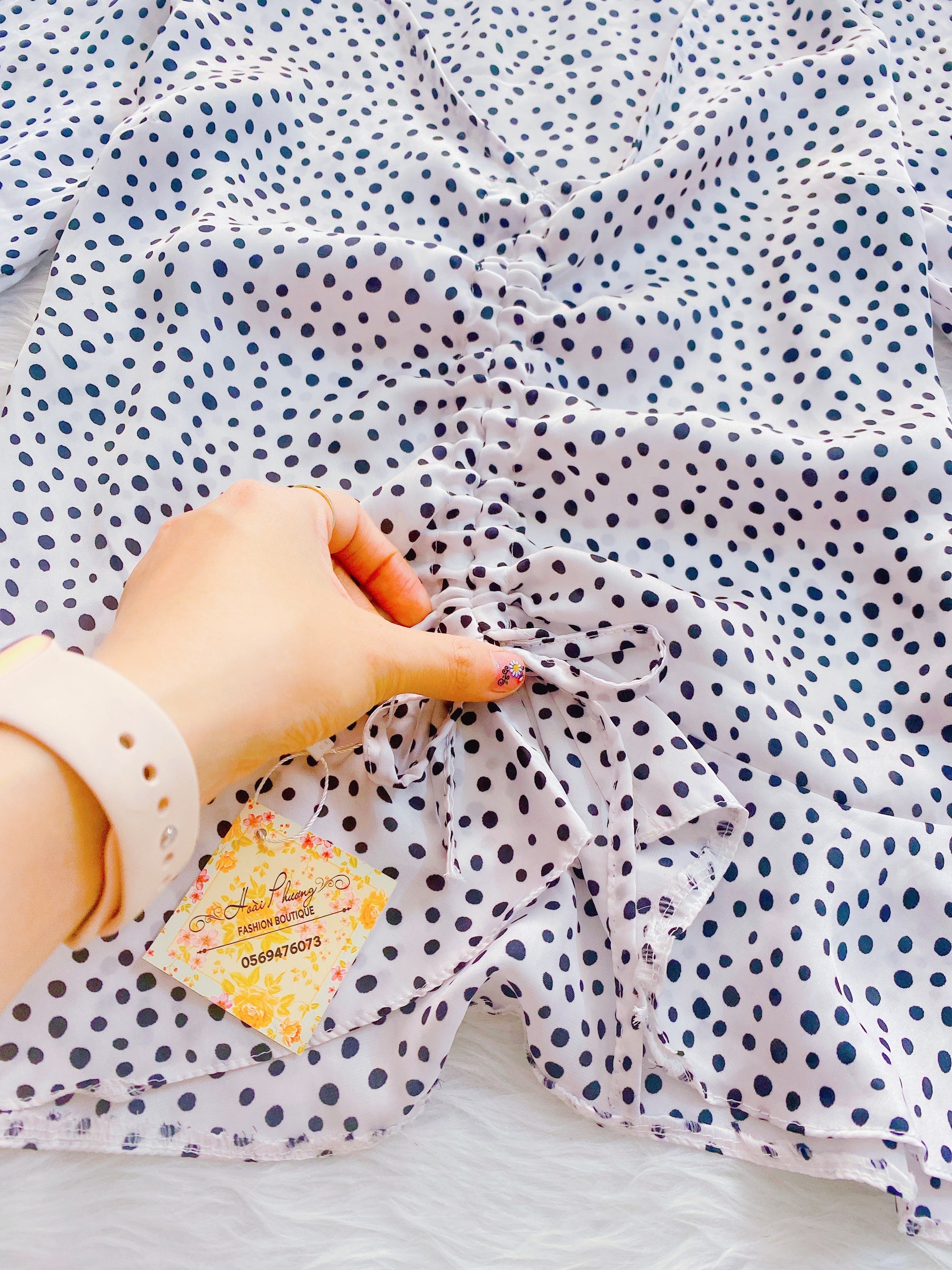 Áo Nữ Lụa Trắng Chấm Bi Đen Thắt Nơ Giữa