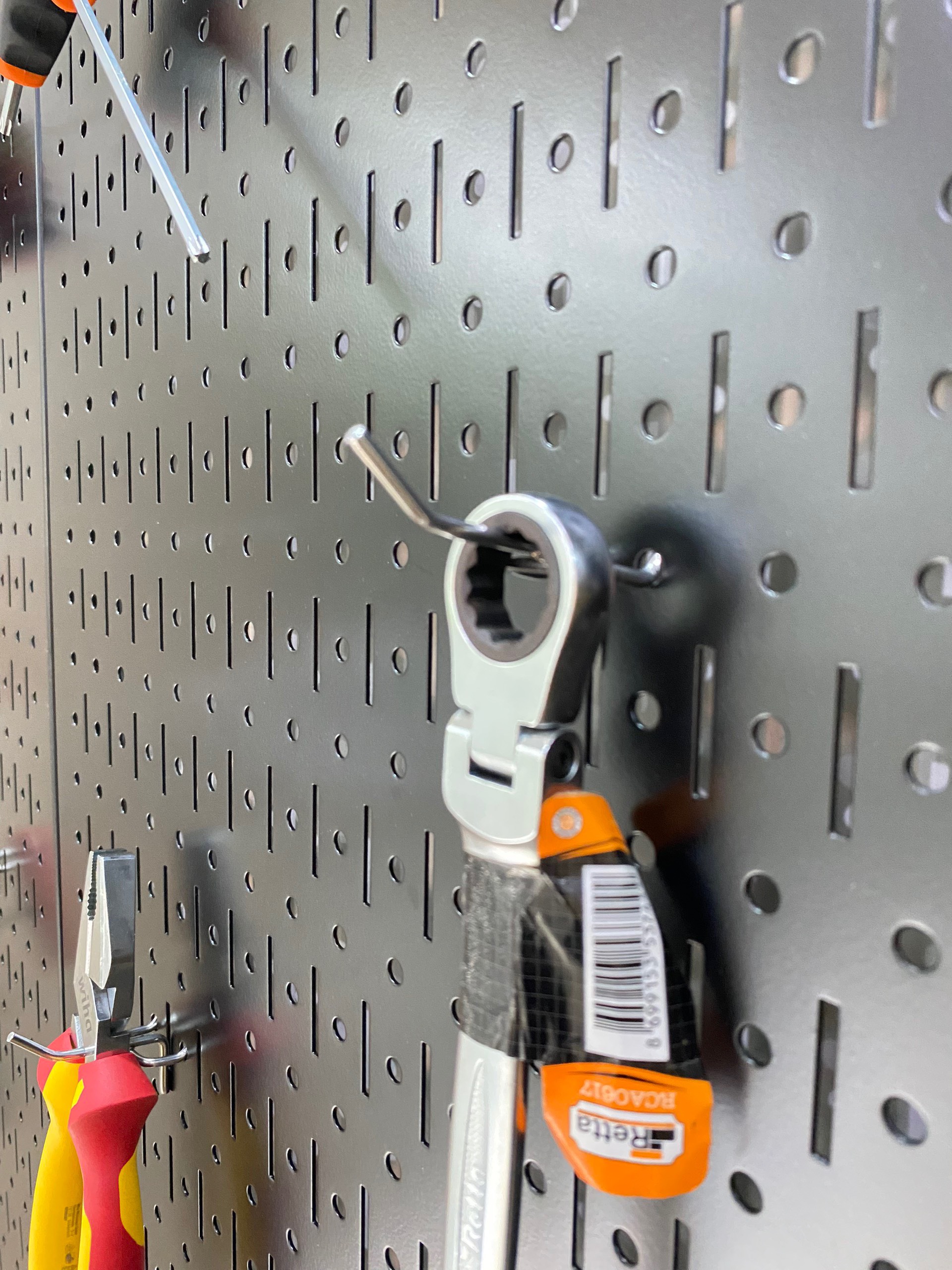 Tấm lưới đôi pegboard treo dọc màu đen kèm phụ kiện treo