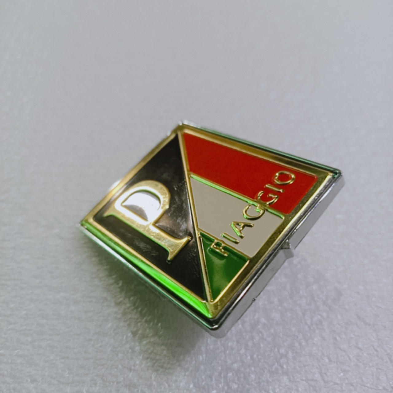 Logo dành cho dòng xe Piaggio - Chữ P Vàng nền cờ Italy - 8831z.