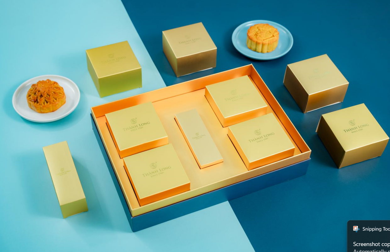 Bộ Hộp Bánh Trung Thu 4 Bánh 2 Trứng 220g Long Hưng - Thành Long (880g) - Việt Nam