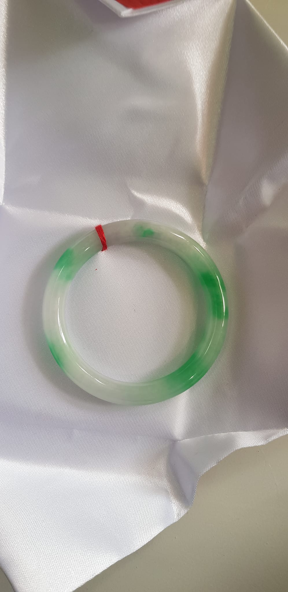 Vòng tay nữ đá Cẩm Thạch tự nhiên mới TR LÝ IC 51mm x chột 8mm Vòng màu trắng xanh lý vân bóng đều đẹp nữ 50kg - 54kg đeo ạ