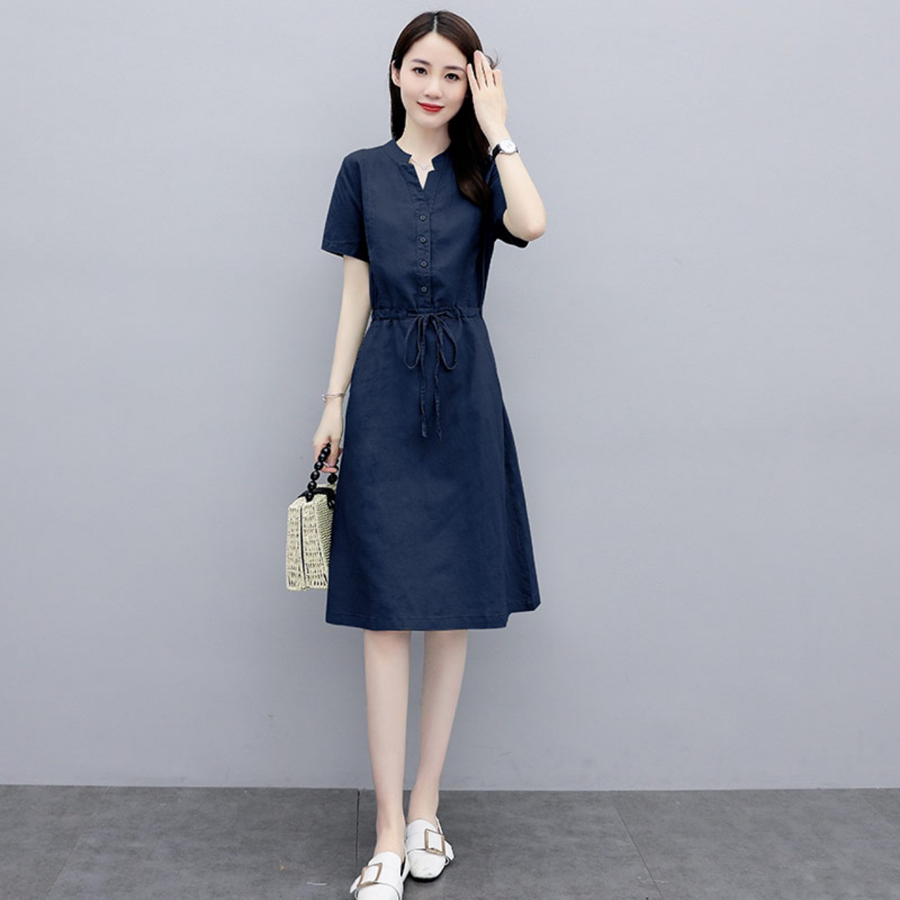 Đầm suông linen cổ V dáng suông rút eo, chất đũi mềm mát, thời trang công sở ARCTIC HUNTER AH160