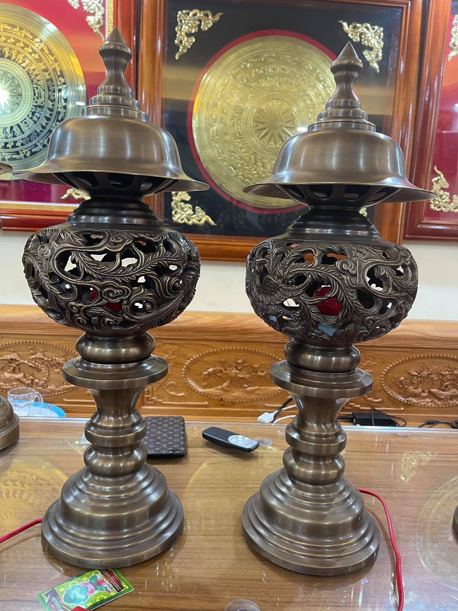 Một cặp đèn điện thờ bằng đồng