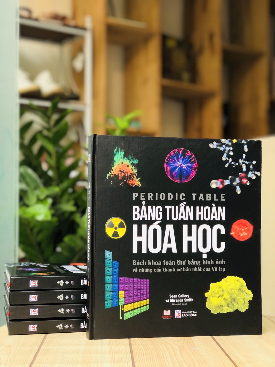 Sách Hóa Học - Bảng Tuần Hoàn Hoá Học Và Lược Sử Về Các Nguyên Tố - Á Châu Book - Tổng Hợp Kiến Thức Hóa Học Cấp 2 và Cấp 3 ( Lớp 8 Đến Lớp 12 )