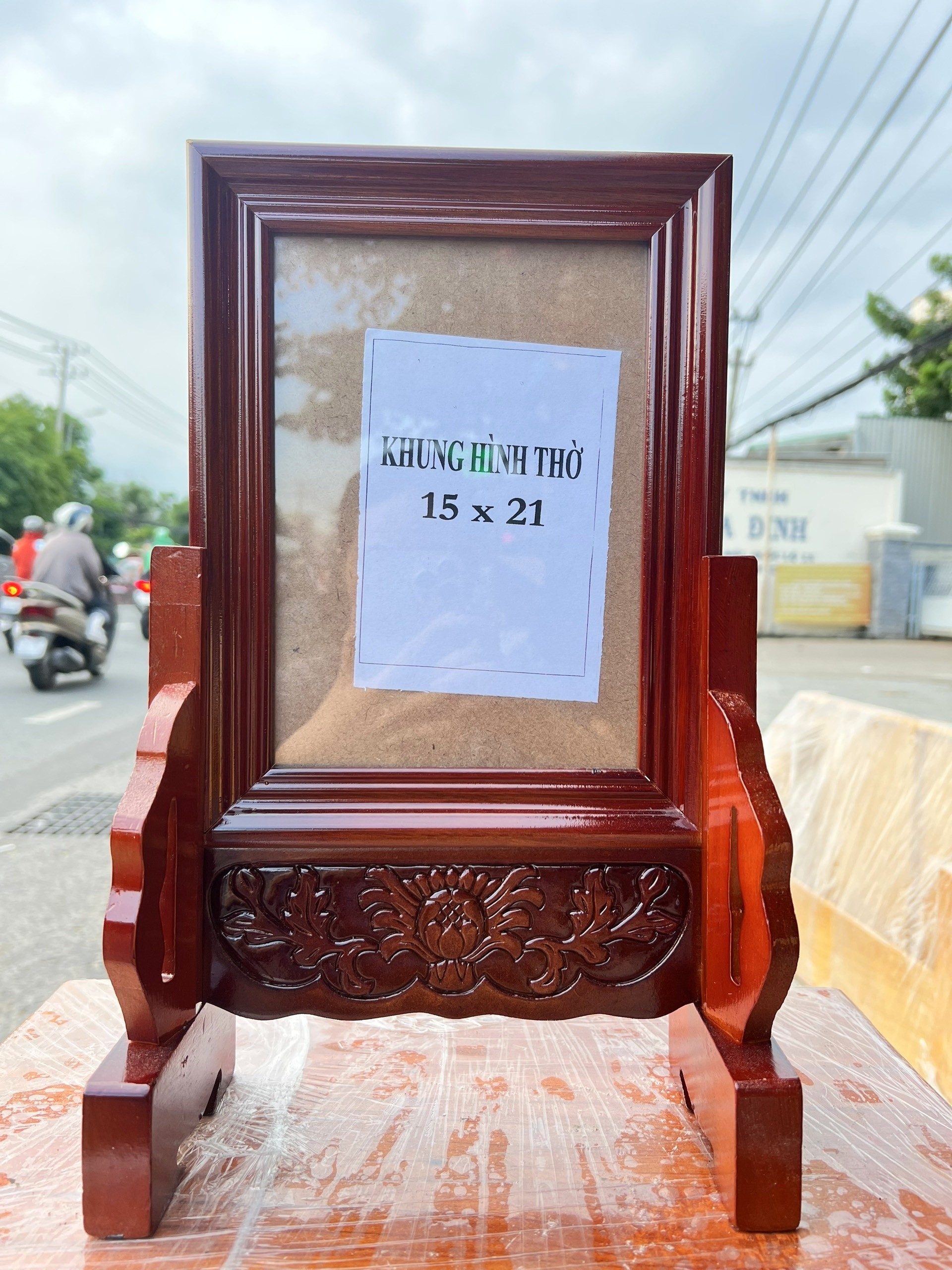 Khung ảnh thờ gia tiên gỗ tràm bông vàng để ảnh 15 x 21cm- 2 màu