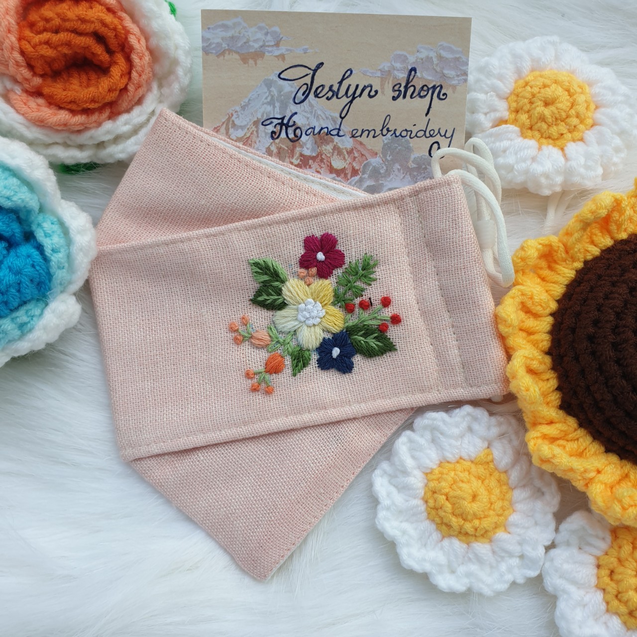 Khẩu trang linen thêu tay 4 lớp đứng phom kiểu dáng 4D