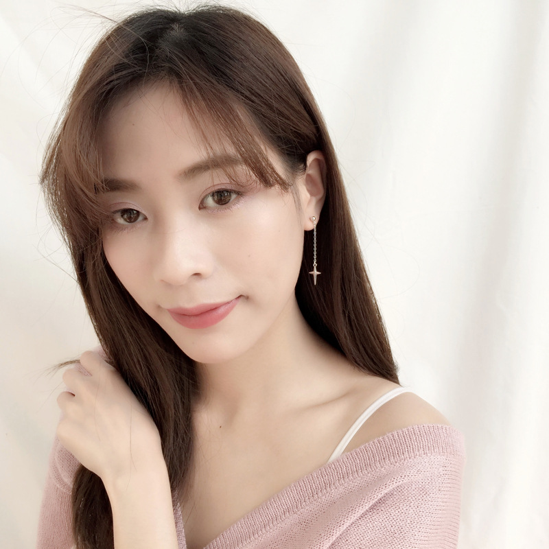 Bông tai chữ thập bất đối xứng