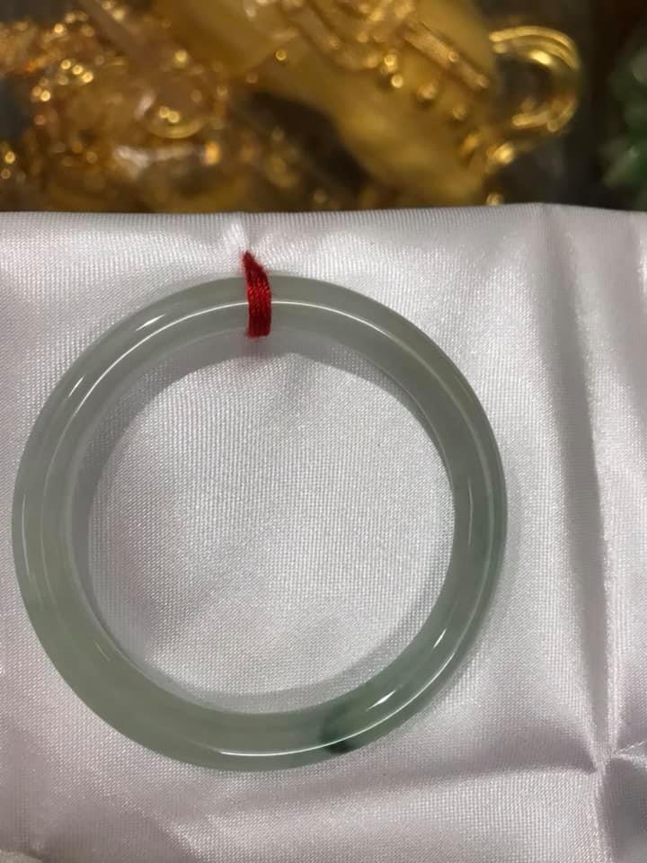 Vòng cẩm thạch tự nhiên TR LÝ A 47mm x 6,9 Màu Trắng Bóng điểm vân xanh lý thiệt là đẹp Nữ tay nhỏ 40kg - 47kg ạ