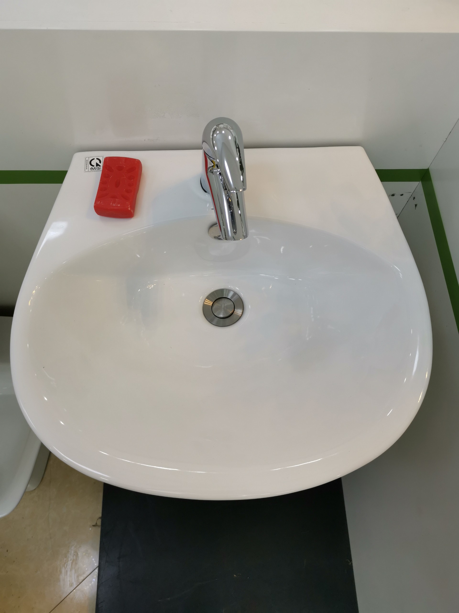 CHẬU LAVABO TREO TƯỜNG