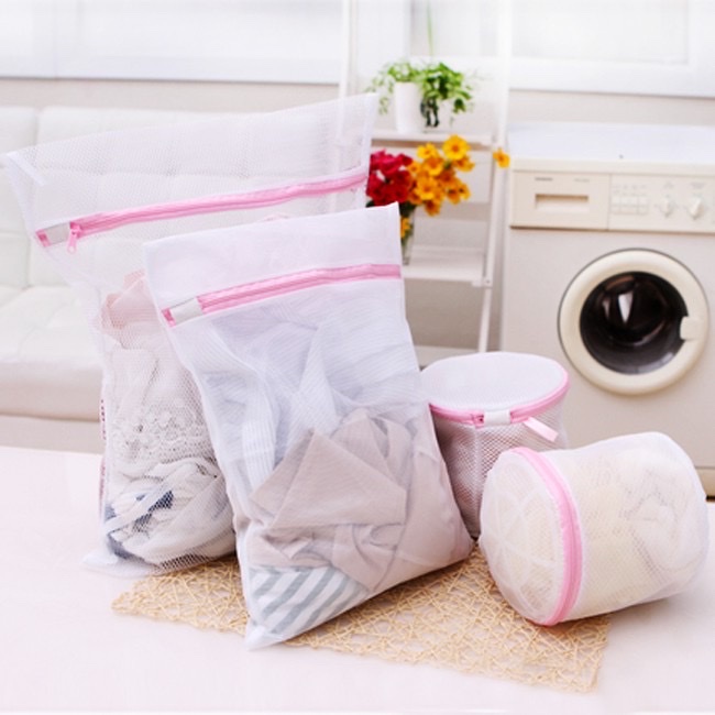 Combo 5 túi lưới đựng đồ giặt , với nhiều kích thước giúp bảo vệ quần áo không bị hỏng  khi giặt bằng máy giặt vô cùng tiện lợi 