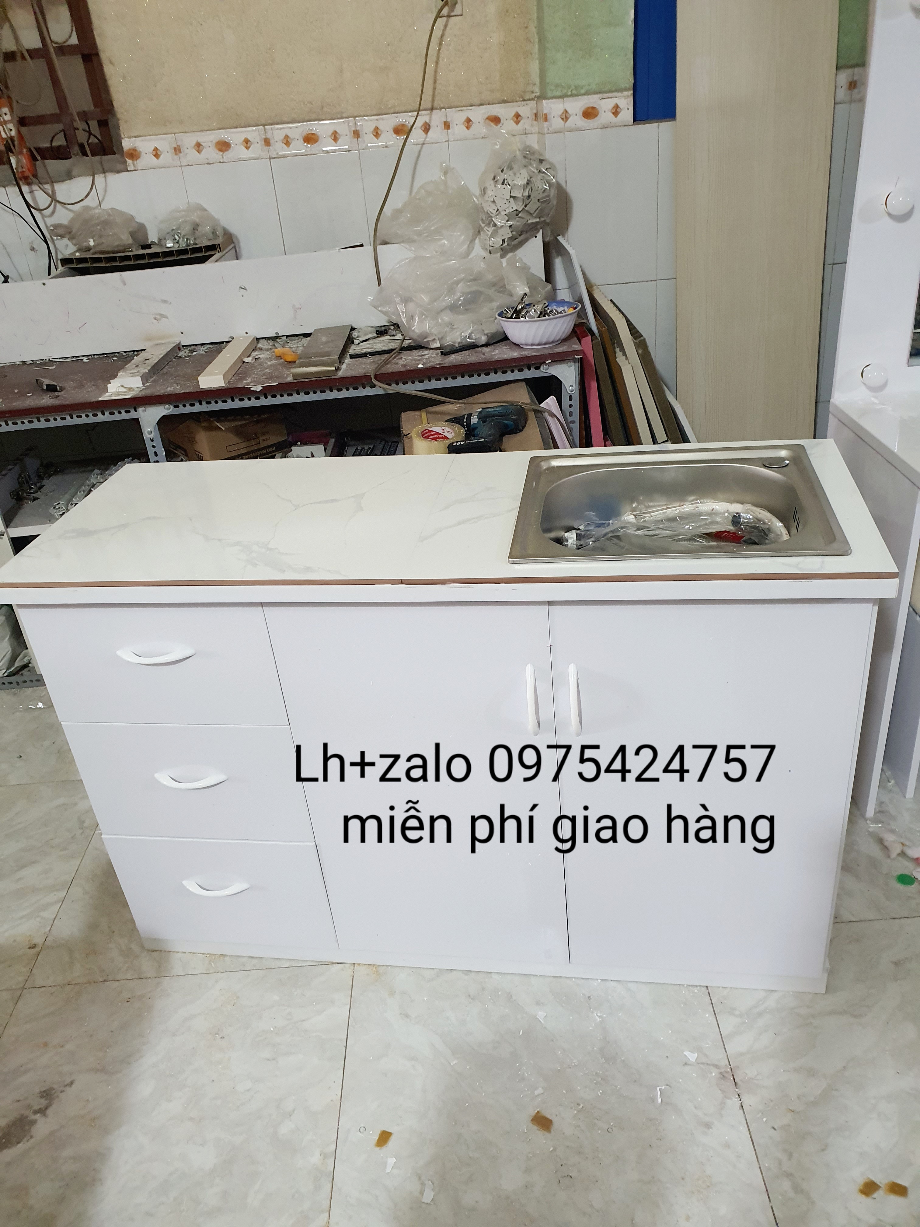 Tủ bếp mini có bồn mặt dán gạch