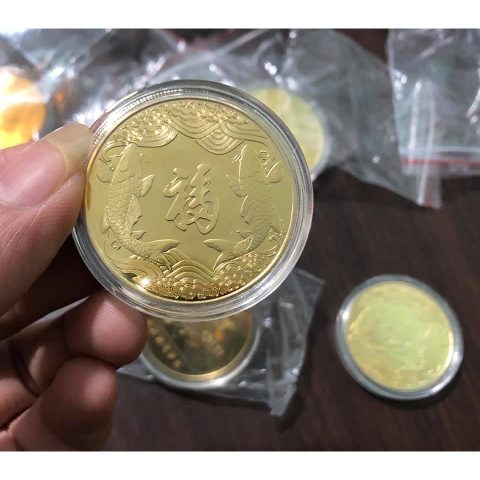 Xu tượng Phật ngồi và con cá mang lại bình an và may mắn