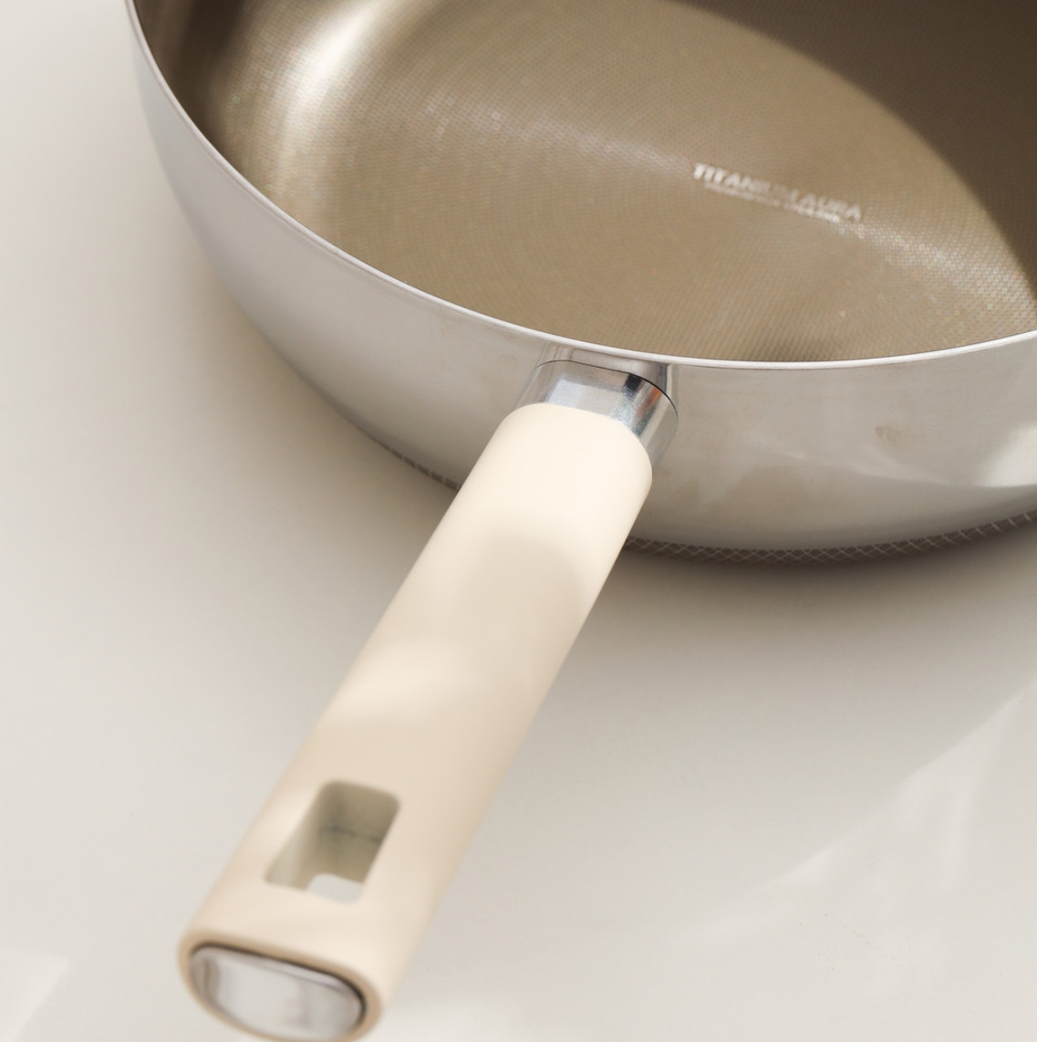 (Bảo Hành 5 Năm) Chảo Chống Dính Sâu Lòng Titanium 24cm Aura Haatz HTA824 Kèm Vung Kính - Hàng Chính Hãng