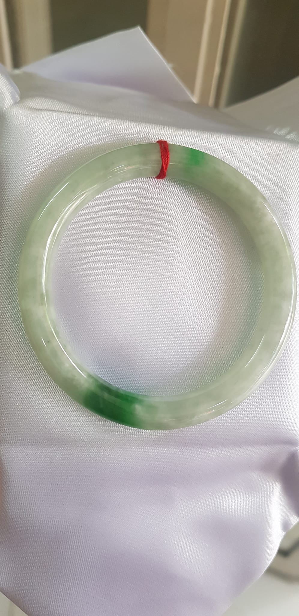 Vòng Cẩm Thạch tự nhiên mới Đậu AS Sao 52mm x cọng 7mm màu trắng bông đậu điểm lý 1 góc đẹp Nữ 50kg - 56kg đeo ạ