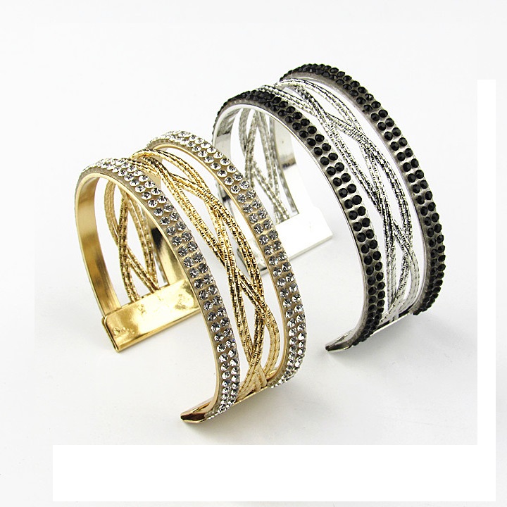 Vòng đeo tay chữ C ôm tay