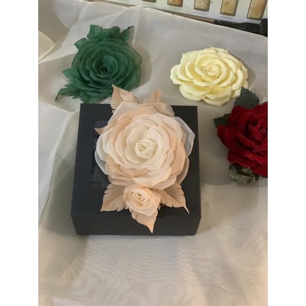 Hoa cài áo handmade cao cấp kèm hộp sang trọng , phù hợp với mọi trang phục