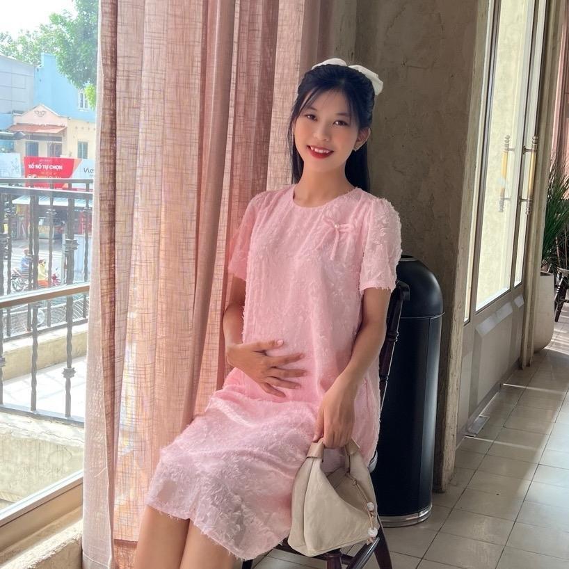 Đầm bầu tơ thêu nổi phom suông cách điệu đính nơ xinh xắn đi chơi, dự tiệc Nữ Women - Hồng