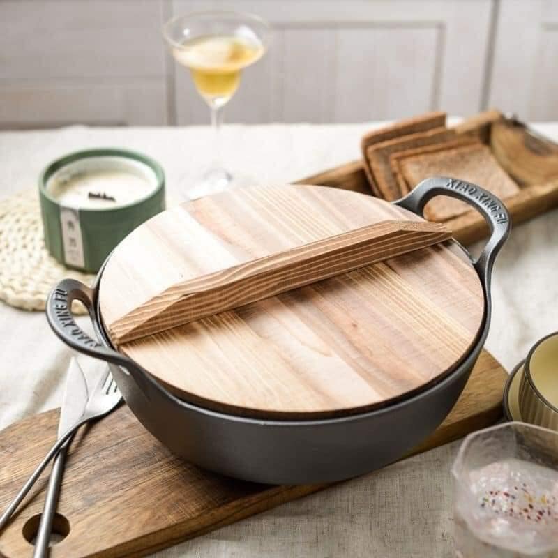 Chảo nồi gang sâu lòng đúc nguyên khối size 20cm và 25cm tặng kèm vung gỗ - PHẢI TÔI CHẢO