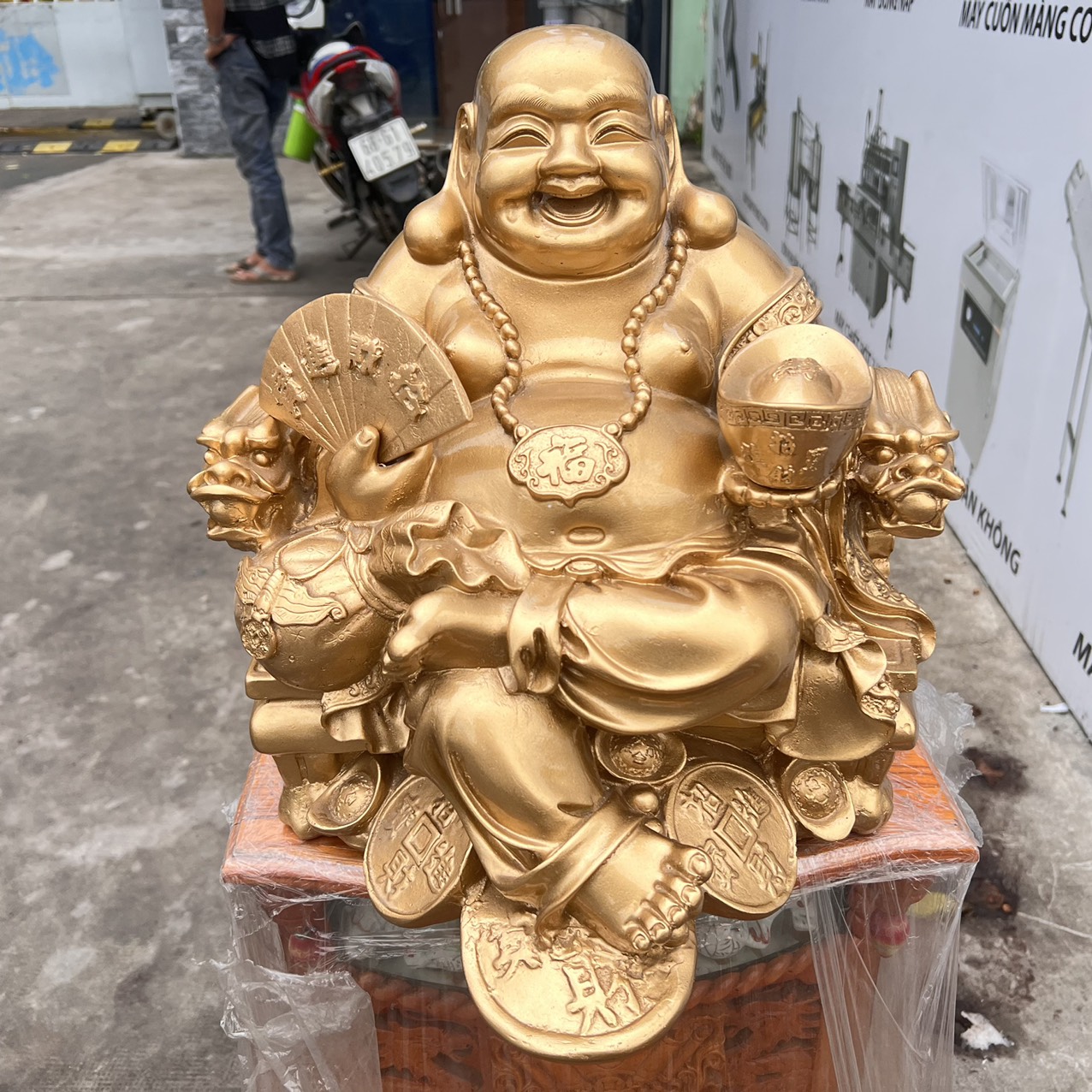 Tượng Di Lặc bột đá màu vàng đồng tay cầm quạt và thỏi vàng cao 37cm