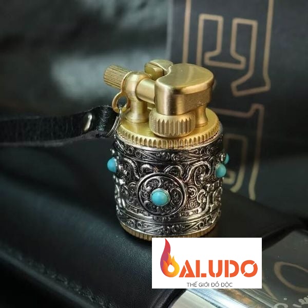 Vỏ hộp quẹt xăng đá kiêm móc khóa CF-212C vỏ xoay hoa văn nổi đính đá