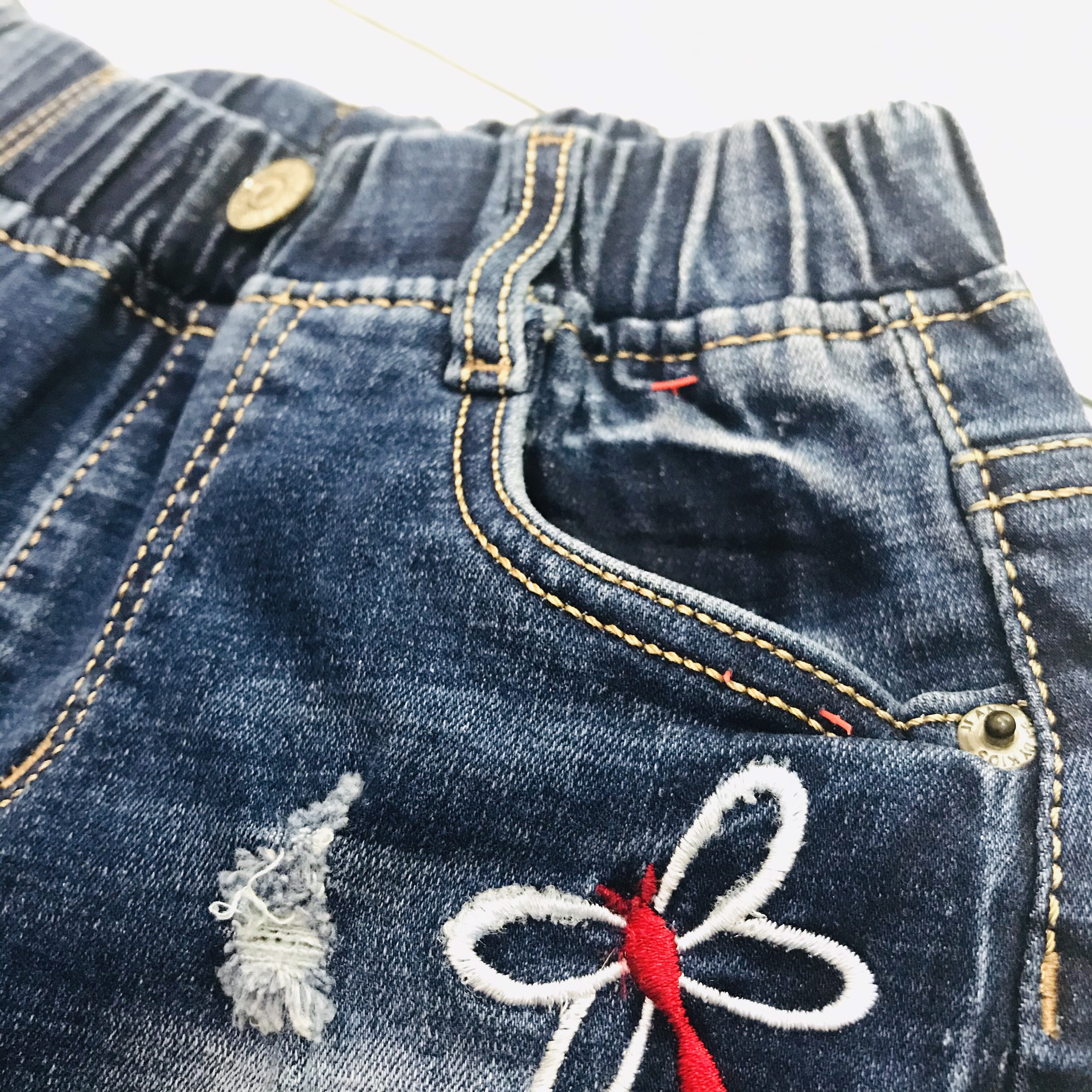 QUẦN JEANS BÉ GÁI - THÊU HÌNH CHUỒN CHUỒN DỄ THƯƠNG QA042
