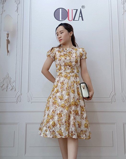 Váy hoa vàng khuy ngọc trai