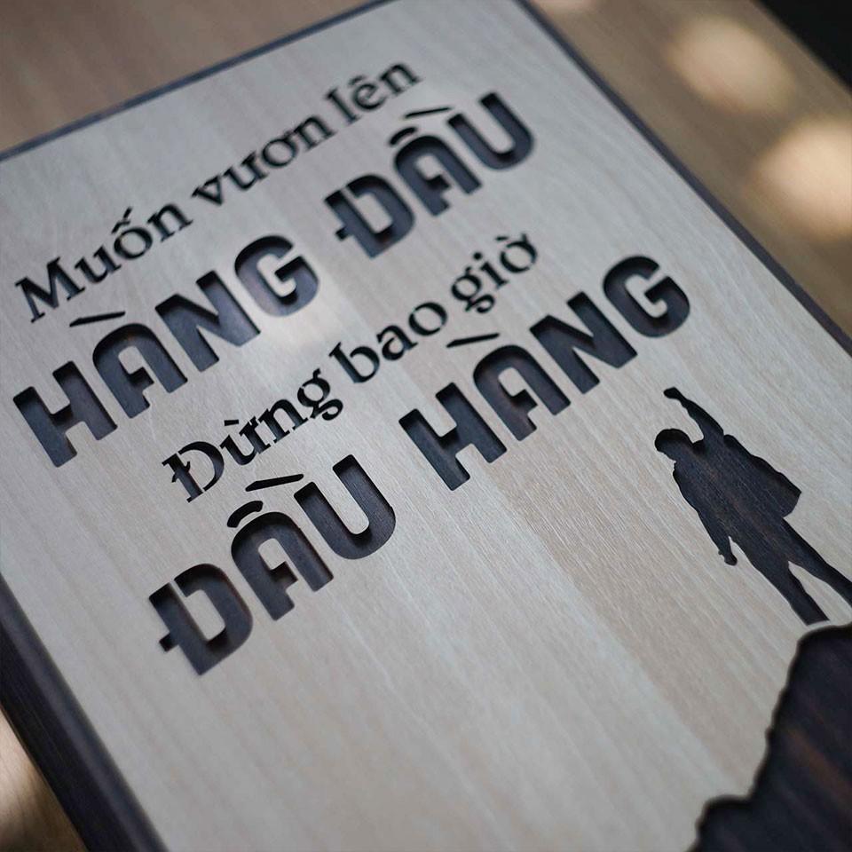 Tranh động lực trang trí văn phòng - Muốn vương lên hàng đầu đừng bao giờ đầu hàng